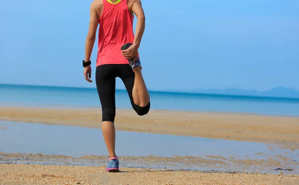 Kobieta rozgrzewa się przed bieganiem — Zdjęcie stockowe