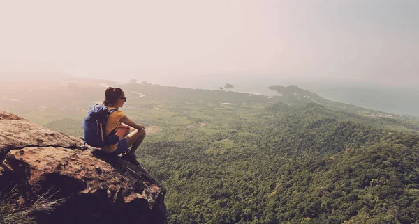 Jovem com mochila — Fotografia de Stock