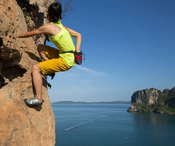 Ung kvinna klättring — Stockfoto