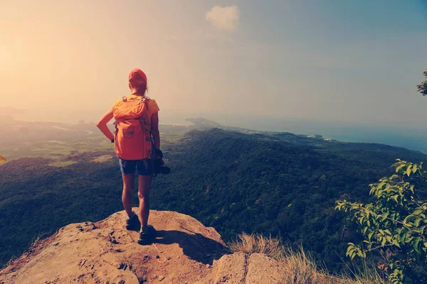 Junge Frau mit Rucksack — Stockfoto