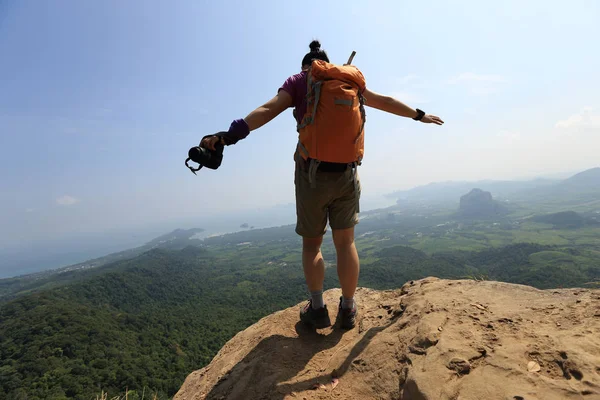 Jovem com mochila — Fotografia de Stock