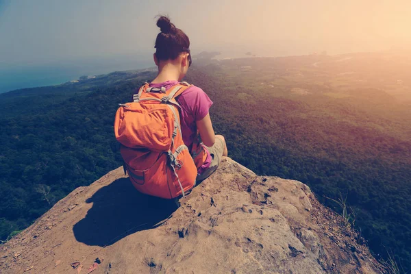 Jeune femme avec sac à dos — Photo