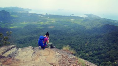Genç kadın kamera çekimi resimli