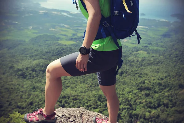 Jovem mulher de pé no pico da montanha — Fotografia de Stock