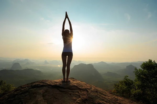 Genç kadın meditasyon yapıyor. — Stok fotoğraf