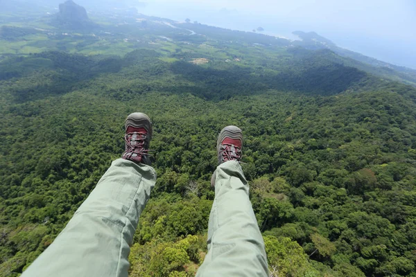 Jambes femelles sur le sommet de la montagne — Photo