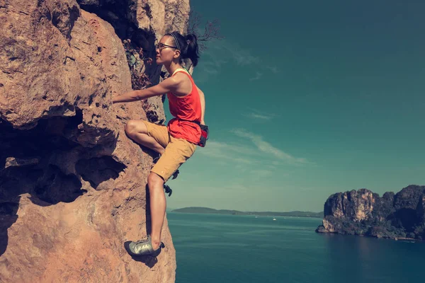 Young woman climbing — Stock Photo, Image