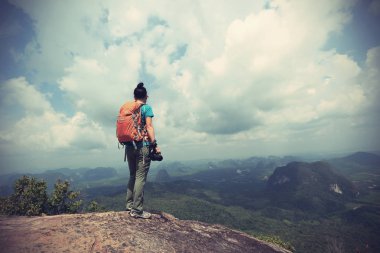 dağ tepe üzerinde duran genç kadın