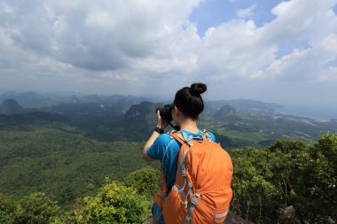 Fotoğraf çeken genç bir kadın. 