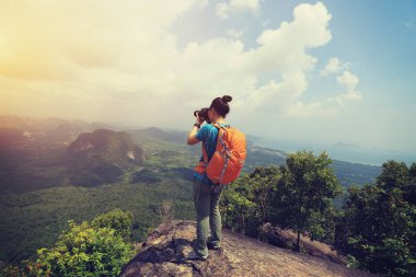 Fotoğraf çeken genç bir kadın. 