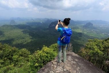 Genç kadın picutre smartphone ile alarak