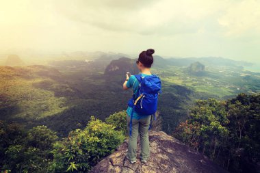 Genç kadın picutre smartphone ile alarak
