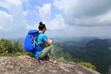 Genç kadın picutre smartphone ile alarak