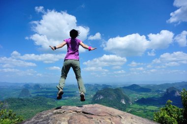 genç kadın dağ tepe üzerinde atlama