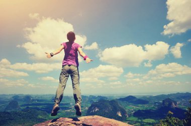 genç kadın dağ tepe üzerinde atlama