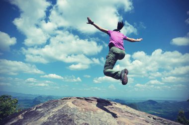 genç kadın dağ tepe üzerinde atlama