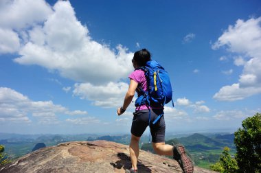 dağ tepe üzerinde çalışan genç kadın
