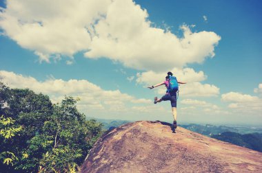 genç kadın dağ tepe üzerinde atlama