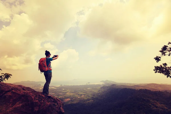 Young woman taking picutre with smartphone — Stock Photo, Image