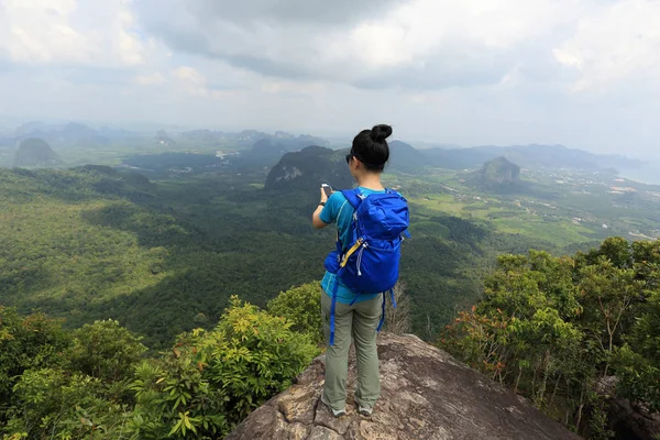 Jeune femme prenant en photo avec smartphone — Photo