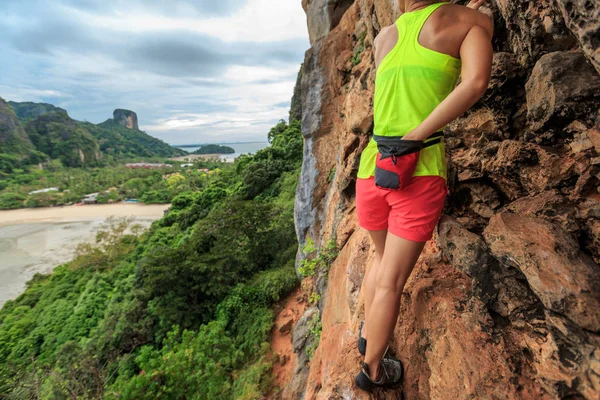 Young woman climbing at seaside cliff — Stock Photo, Image