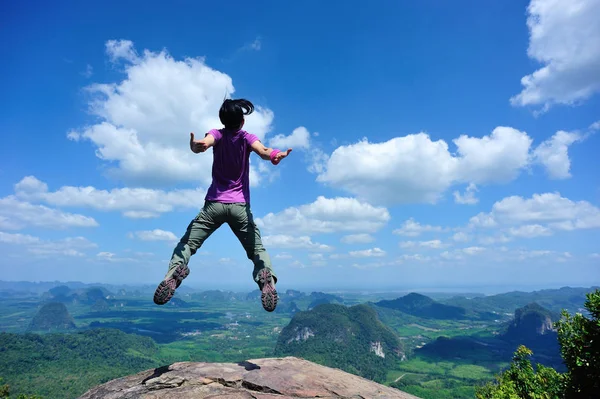 Genç kadın dağ tepe üzerinde atlama — Stok fotoğraf