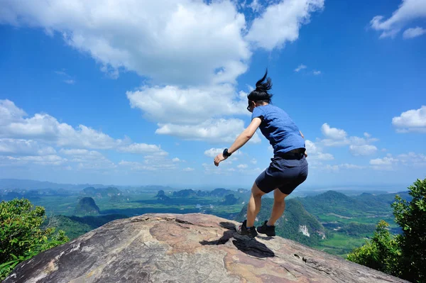 산 정상에서 점프 하는 젊은 여자 — 스톡 사진
