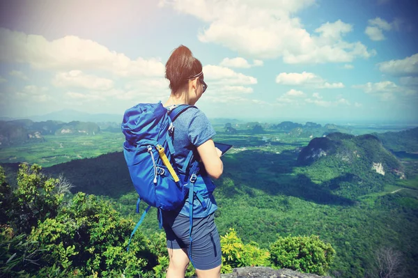 Backpacker kobieta za pomocą cyfrowego tabletu — Zdjęcie stockowe