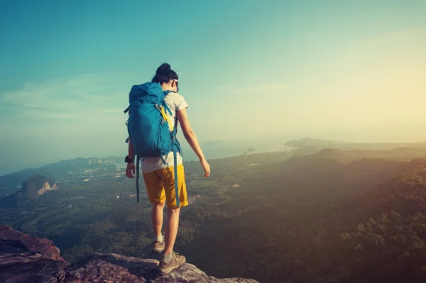 Mujer joven disfrutando de la vista — Foto de Stock