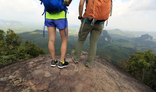Two hikers standing at mountain top — Stock Photo, Image