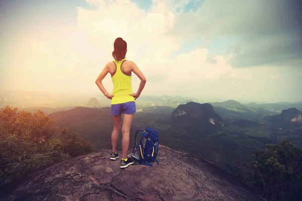 Junge Frau mit Rucksack — Stockfoto