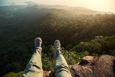 dağ tepe üzerinde kadın bacakları