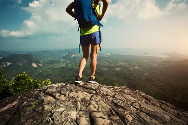 Femme avec sac à dos debout sur le sommet de la montagne — Photo