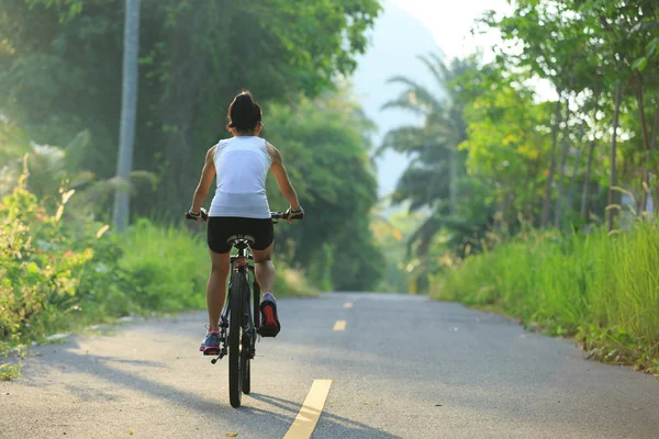 Young  woman riding bicycle — Stock Photo, Image