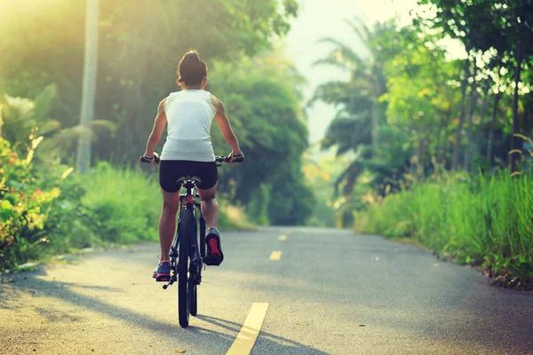 Young  woman riding bicycle — Stock Photo, Image