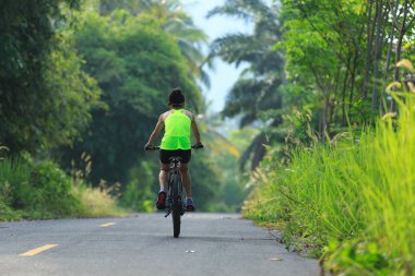 Bisiklet süren genç bir kadın