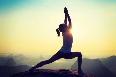 Genç kadın meditasyon yapıyor.