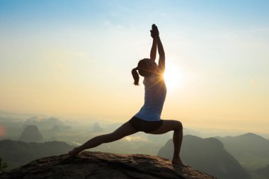Genç kadın meditasyon yapıyor.