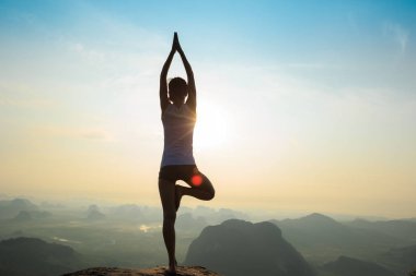 Genç kadın meditasyon yapıyor.