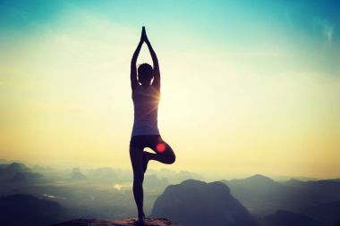 genç kadın dağ tepe üzerinde meditasyon