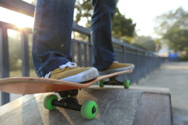 Genç kaykaycı skatepark pratik