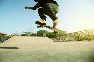 Genç kaykaycı skatepark pratik