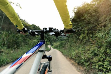 Smartphone navigasyon için kullanarak bisikletçi