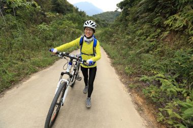 dağ bisikleti ile genç kadın