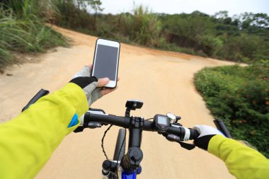 Smartphone navigasyon için kullanarak bisikletçi