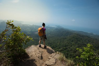 Sırt çantalı genç kadın.