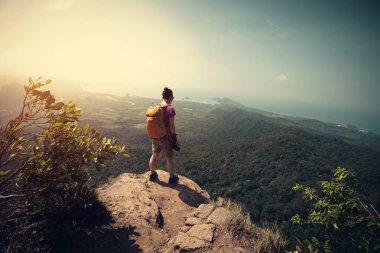 Sırt çantalı genç kadın.