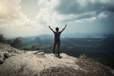 genç kadın kaldırdı elleriyle