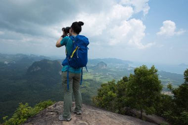 Genç kadın kamera çekimi resimli