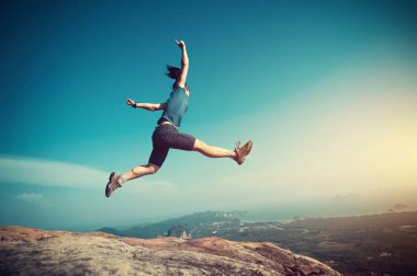  kadın dağ tepe üzerinde atlama 